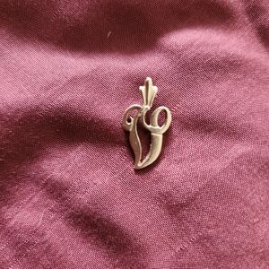 Vintage 14k gold ""V" initial pendant